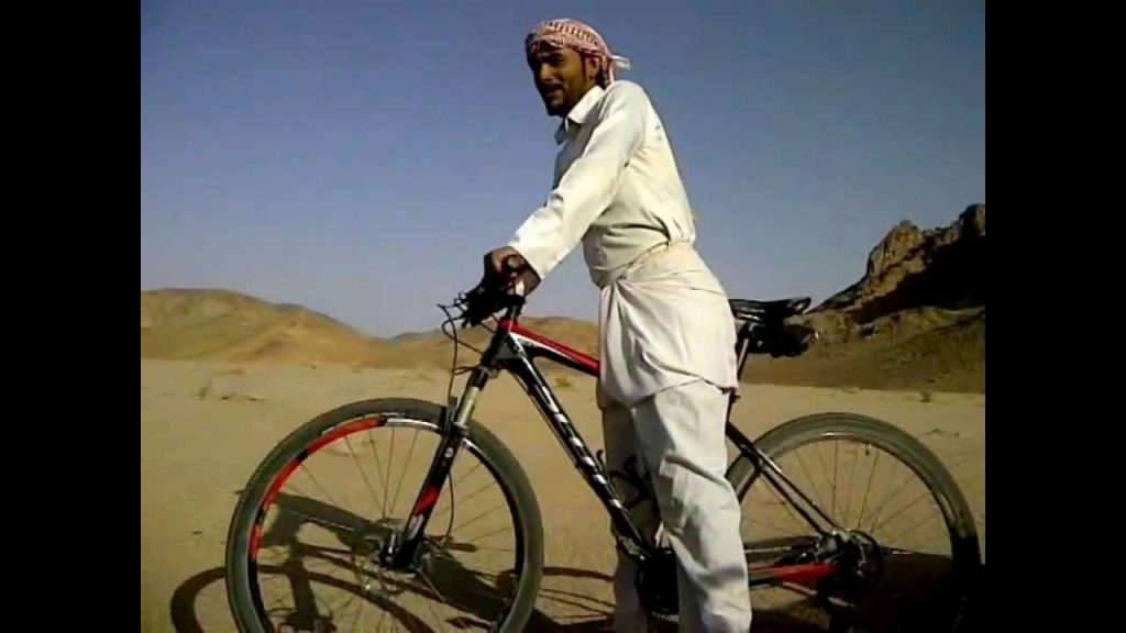 Mountain bike versus camel - Hilarious Bedouin on a bike!