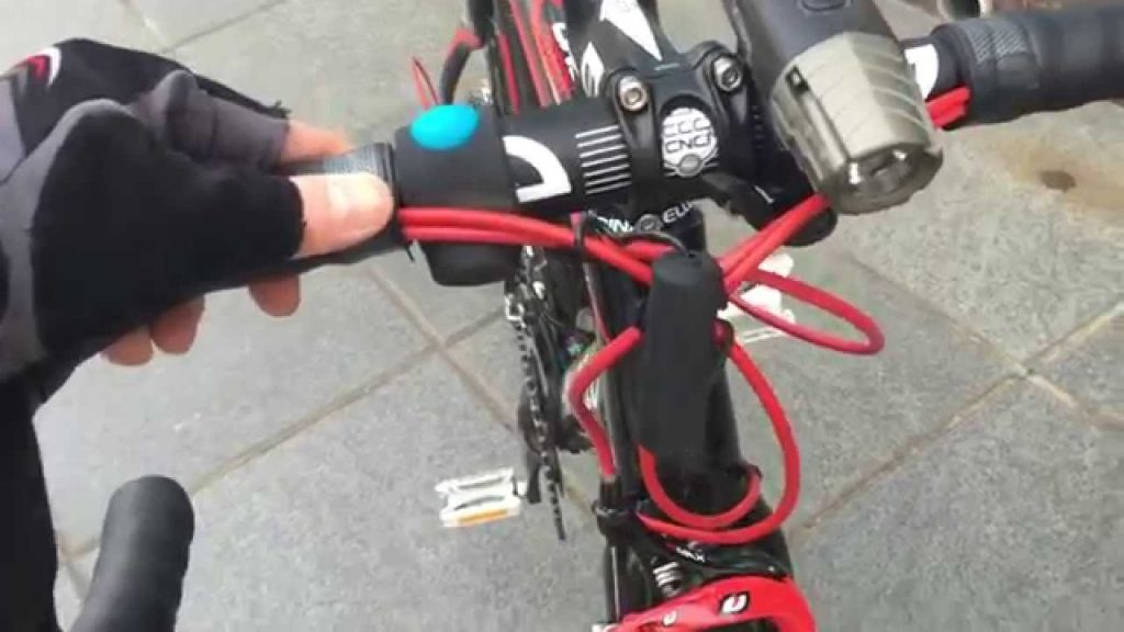 putting a electric bell on his bicycle 자전거 전자벨 RB Bell [Cycling Korea]