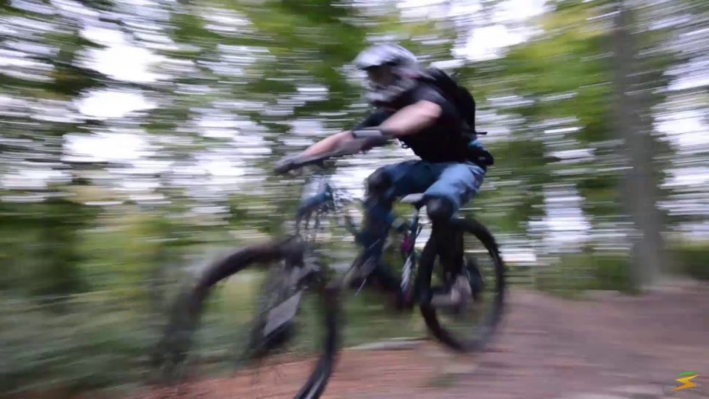 E-Bike Test: Fahrrad mit E-Antrieb als Downhill / Uphill e-MTB auf dem Trail