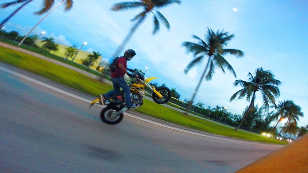 Miami bike life is wild everyday, Dirt bikes on city streets!