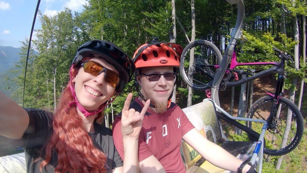 Having fun in the Bikepark Kouty (smol jumps, drops, speed and a crash)