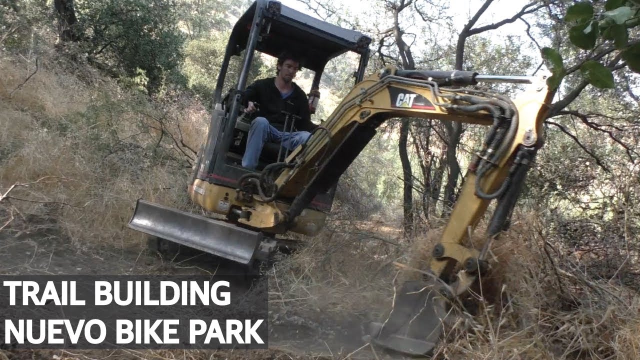Construyendo un nuevo Bike Park con la Mini Excavadora!